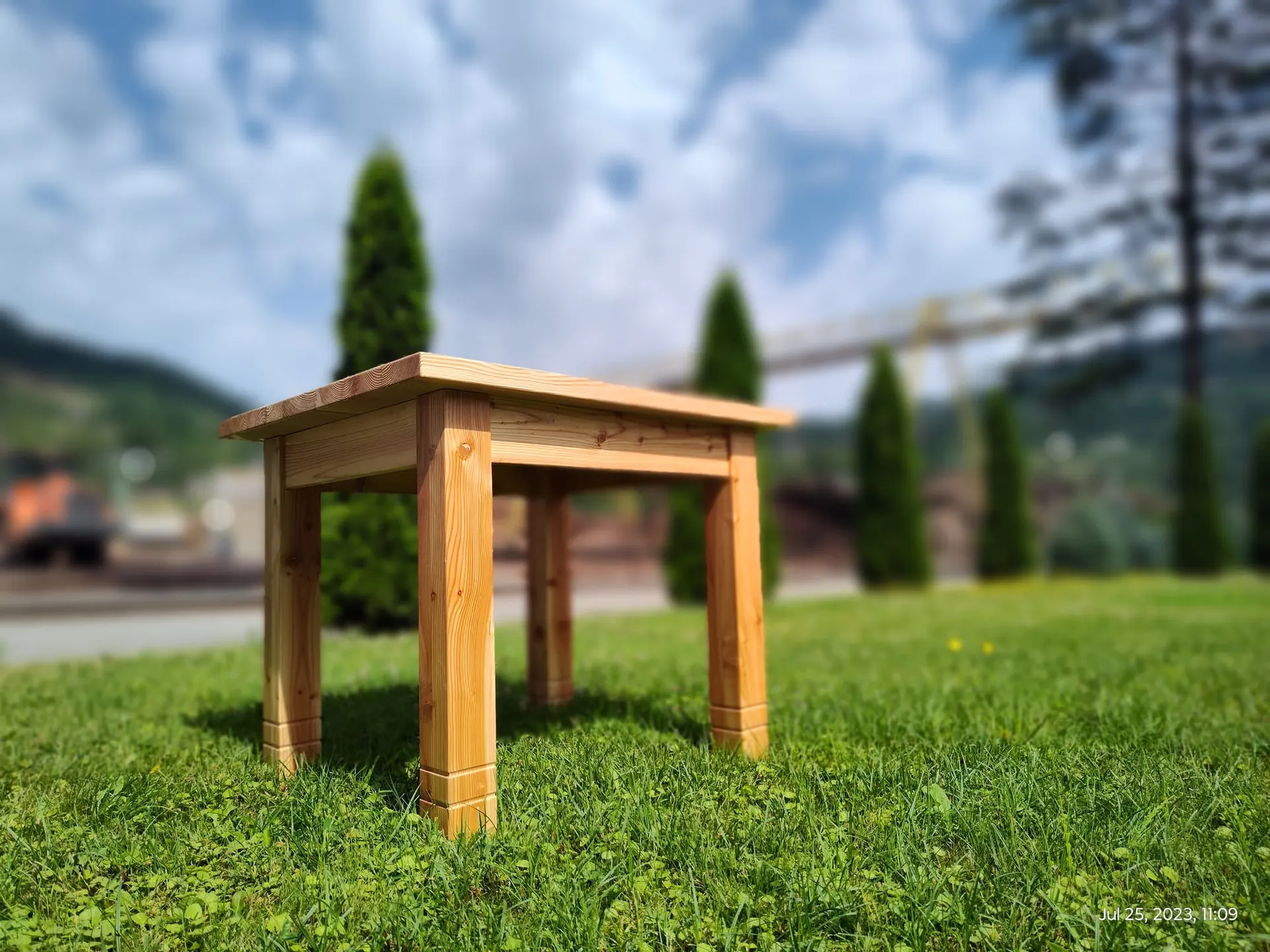 Mobilier mic — Scaun din lemn masiv, văzut din lateral