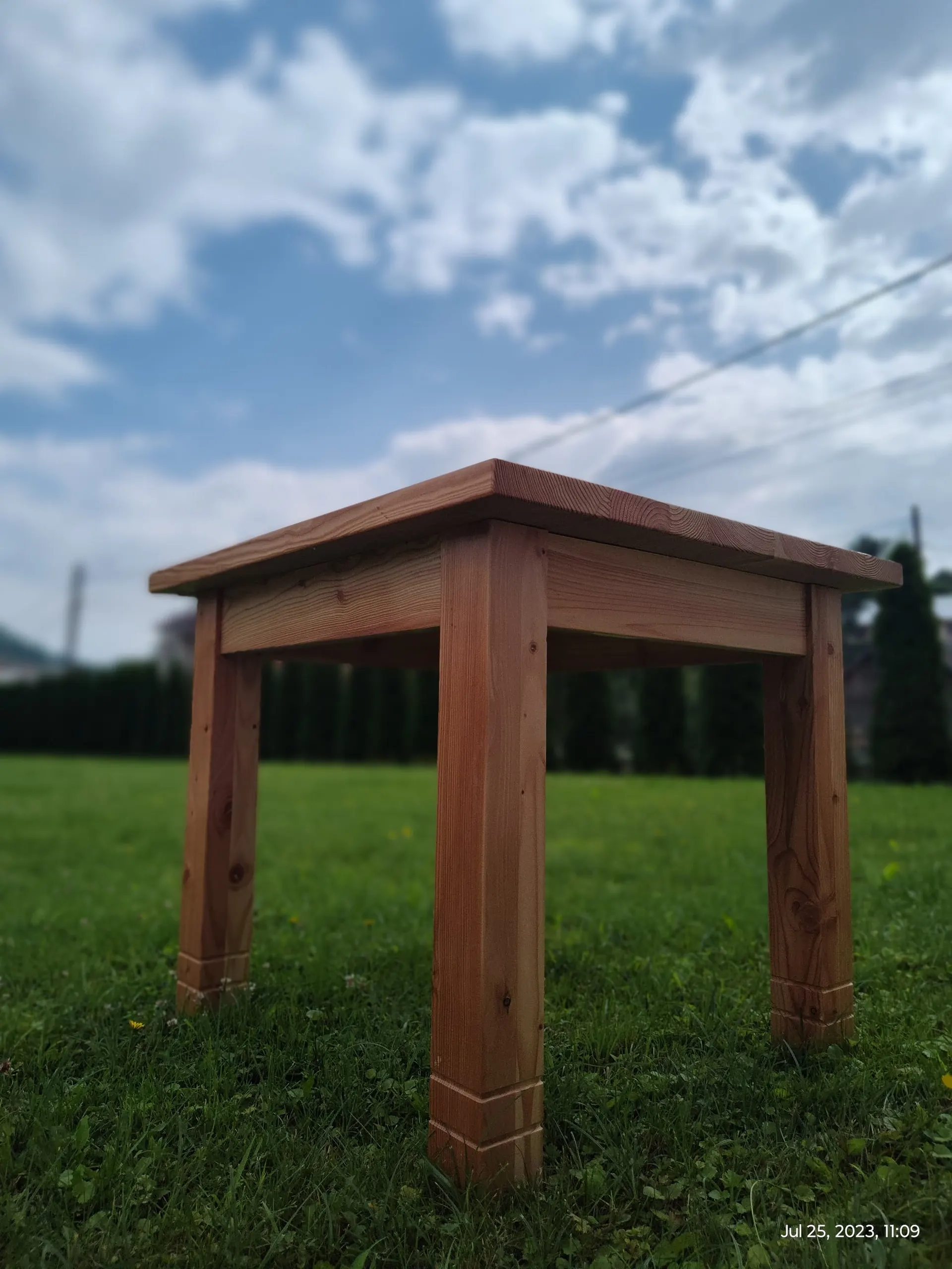 Mobilier mic — Scaun din lemn masiv, văzut din față
