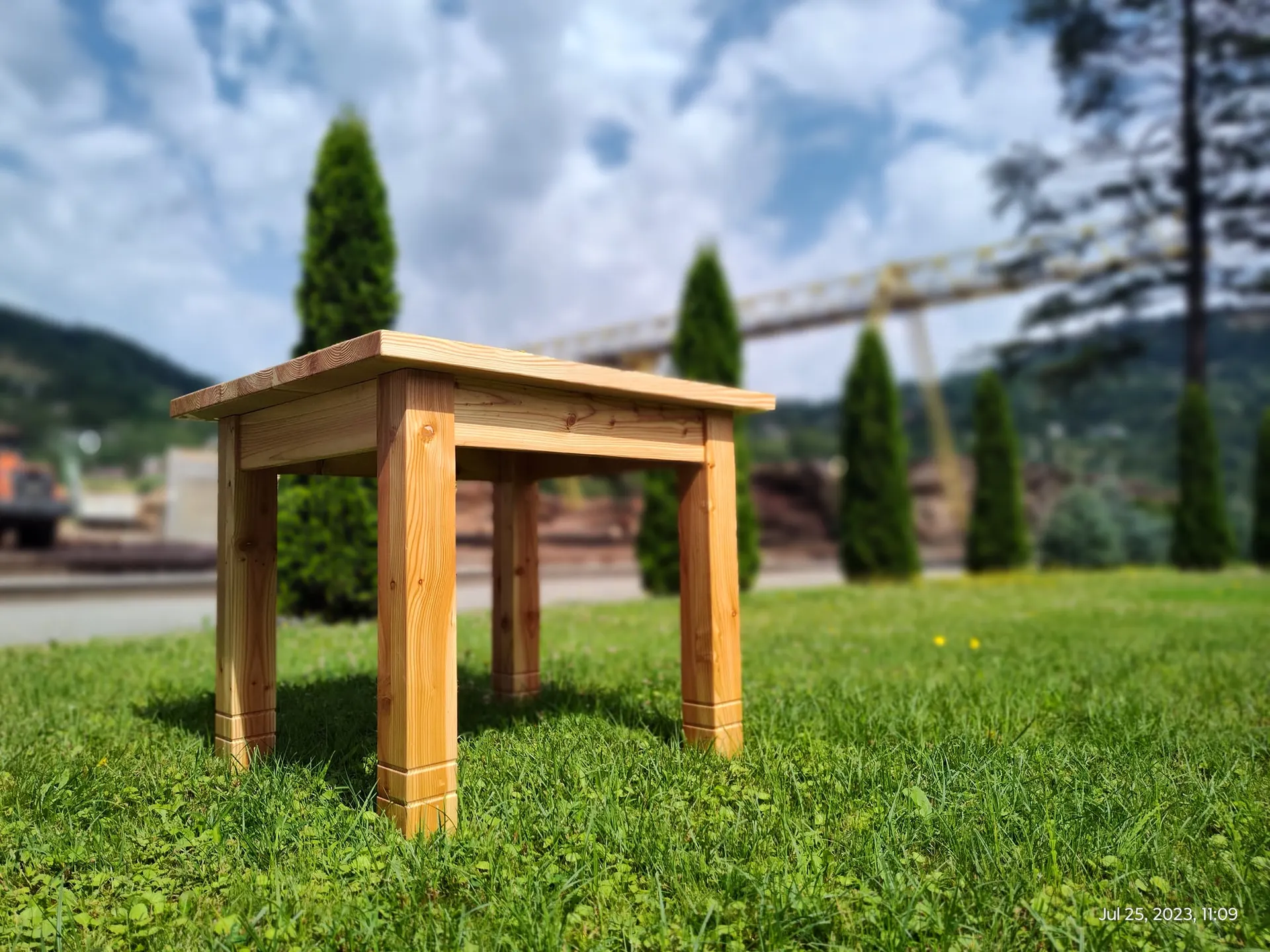 Mobilier mic — Scaun din lemn masiv